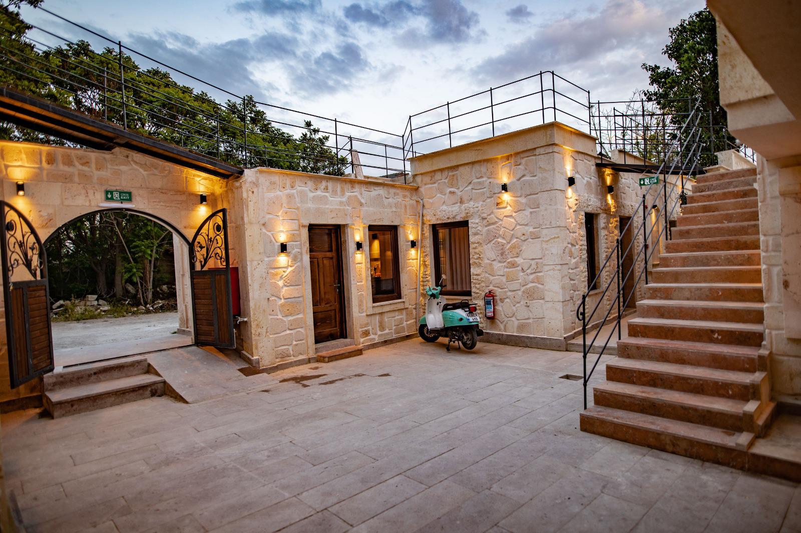 Asya Stone House Avlu ve Merdivenler