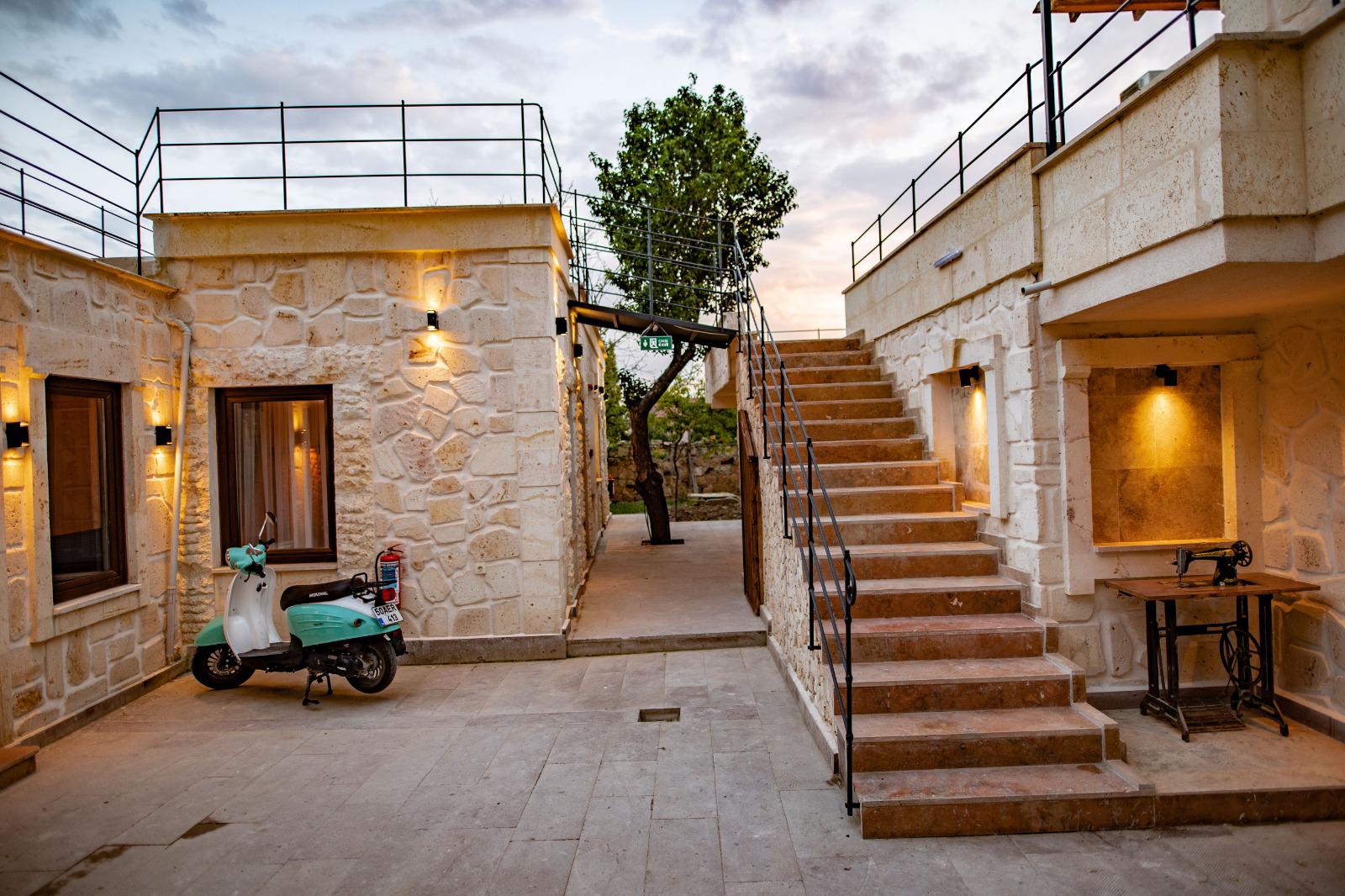 Asya Stone House Bahçe ve Giriş